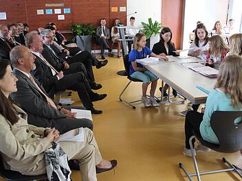 Zur Freude der Gäste spielen die Schüler der 6b eine Konferenz der Lehrer nach.Foto: fra-press