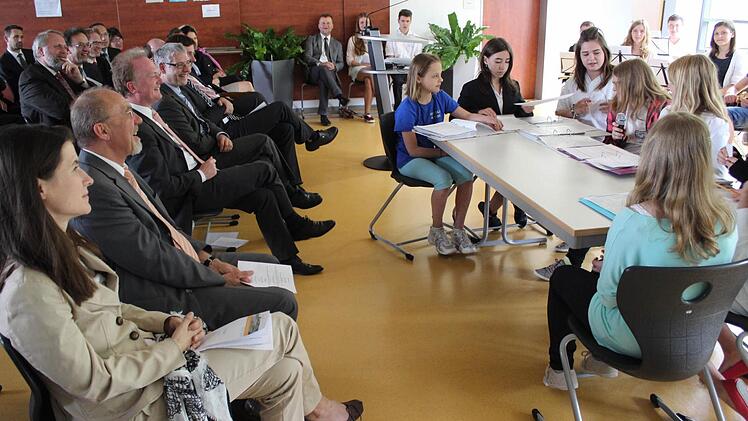 Zur Freude der Gäste spielen die Schüler der 6b eine Konferenz der Lehrer nach.Foto: fra-press