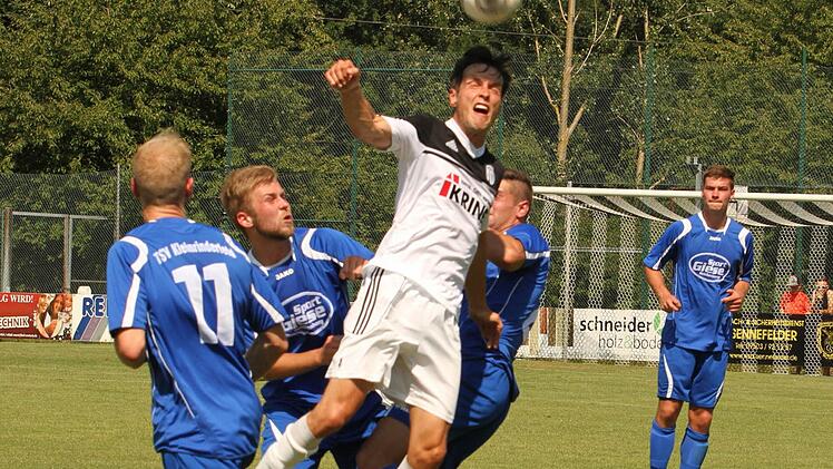 Immer von mehreren Abwehrspielern umgeben war der neue Sander Torjäger Peter Heyer, der hier höher springt und den Ball geschickt weiterlenkt.