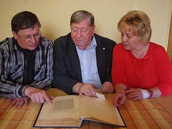 Klaus Köstner (Mitte) schmökert mit den Vorsitzenden Reinhold Dietrich (links) sowie Evi Schönmüller (rechts) in seinen Aufzeichnungen.  Foto: Heike Schülein