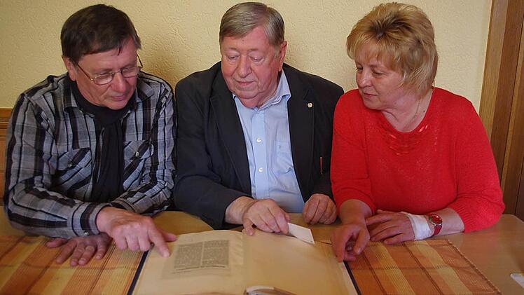 Klaus Köstner (Mitte) schmökert mit den Vorsitzenden Reinhold Dietrich (links) sowie Evi Schönmüller (rechts) in seinen Aufzeichnungen.  Foto: Heike Schülein