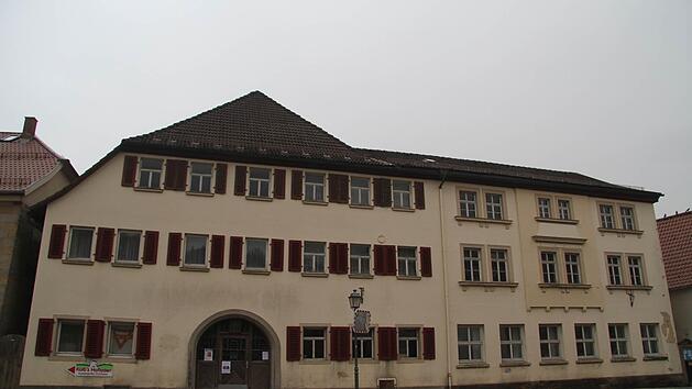 Eine Komplettsanierung der ehemaligen Gastst&auml;tte Schwarzes Ro&szlig; in Kasendorf w&uuml;rde 4,5 Millionen Euro kosten und damit die finanziellen Verh&auml;ltnisse des Marktes Kasendorf sprengen. Foto: Sonny Adam