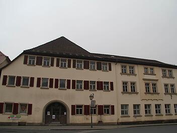 Eine Komplettsanierung der ehemaligen Gaststätte Schwarzes Roß in Kasendorf würde 4,5 Millionen Euro kosten und damit die finanziellen Verhältnisse des Marktes Kasendorf sprengen. Foto: Sonny Adam