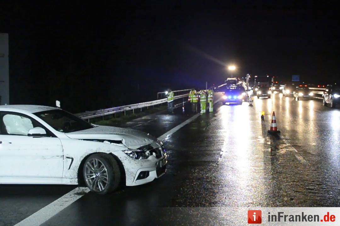 Unangepasste Geschwindigkeit bei Graupelschauer: Vier Personen verletzt, eine davon lebensgefährlich - Drei Fahrzeuge an schwerem Glätteunfall beteiligt - 47-Jähriger verliert Kontrolle über BMW, prallt mehrfach in Leitplanke und touchiert anderes Fahrzeug - Weiterer Autofahrer fuhr offenbar auf und flüchtete