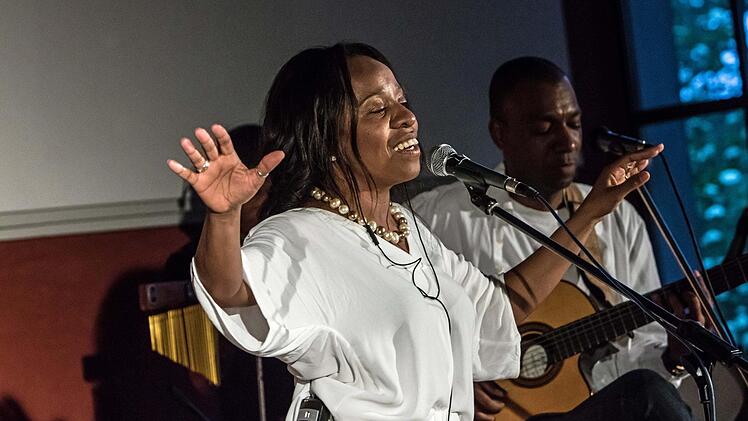 Zum Saison-Ausklang der Reihe "Cultur im Contakt" trat die Sängerin Nice Ferreira gemeinsam mit Nando Oliveira auf. Foto: Jochen Berger