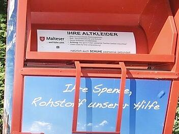 Verbotenerweise bedienten sich zwei Männer an diversen Altkleider-Containern. Sie wurden vom Amtsgericht zu Geld- und Bewährungsstrafen verurteilt. Foto: Olivia Arnold/Archiv