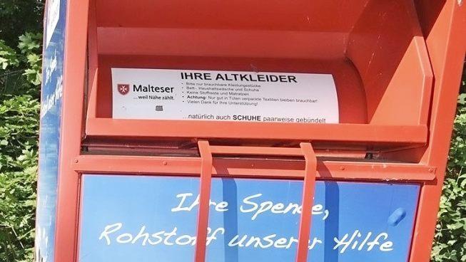 Verbotenerweise bedienten sich zwei Männer an diversen Altkleider-Containern. Sie wurden vom Amtsgericht zu Geld- und Bewährungsstrafen verurteilt. Foto: Olivia Arnold/Archiv