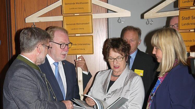Die Coburger Delegation um Landrat Michael Busch (links) und Coburgs stellvertretende Bürgermeisterin, Birgit Weber (rechts), im Gespräch mit Bundeswirtschaftsministerin Brigitte Zypries.Berthold Köhler