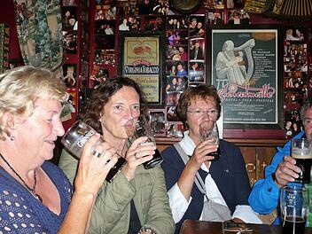 Ein Guinness im Pub, oder auch zwei: Die Franken und Oberpfälzer Christa, Gabi, Elvira und Horst sind rasch zu echten Genießern des irischen Traditionsgetränks geworden. Diana Fuchs