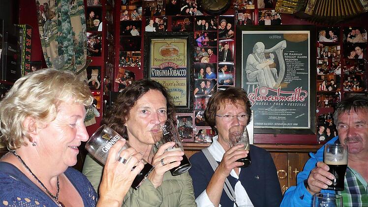 Ein Guinness im Pub, oder auch zwei: Die Franken und Oberpfälzer Christa, Gabi, Elvira und Horst sind rasch zu echten Genießern des irischen Traditionsgetränks geworden. Diana Fuchs