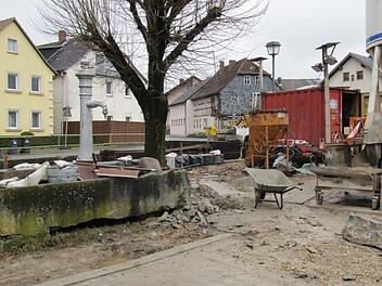 Der alte Dorfbrunnen hat ausgedient, der neue wird seinen Standort etwas bachaufwärts Richtung roter Baucontainer bekommen. Foto: privat