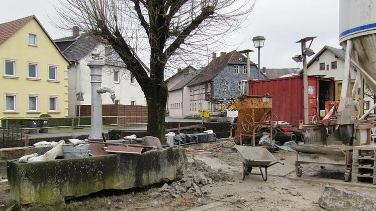 Der alte Dorfbrunnen hat ausgedient, der neue wird seinen Standort etwas bachaufwärts Richtung roter Baucontainer bekommen. Foto: privat