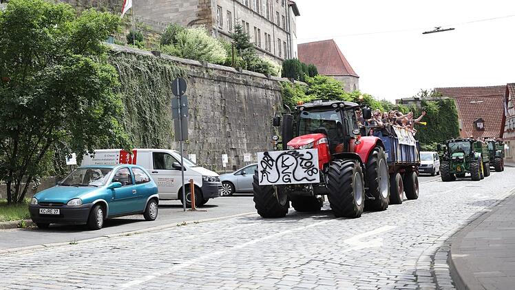 Ausgelassene Stimmung: Auf von Traktoren gezogenen Anhängern ließen sich die Abiturienten durch die Kronacher Innenstadt chauffieren - und die Kreisstadt dabei an ihrer Freude teilhaben. Foto: Marian Hamacher