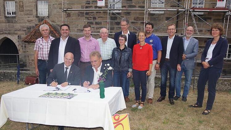 Am Dienstag unterschrieben (vorne von links) Jufa-Geschäftsführer Gernot Reitmaier und Bürgermeister Wolfgang Beiergrößlein im Beisein von Vertretern des Stadtrates und der Verwaltung den Vertrag zur Neuverpachtung der Festungsherberge.  Foto: Heike Schülein