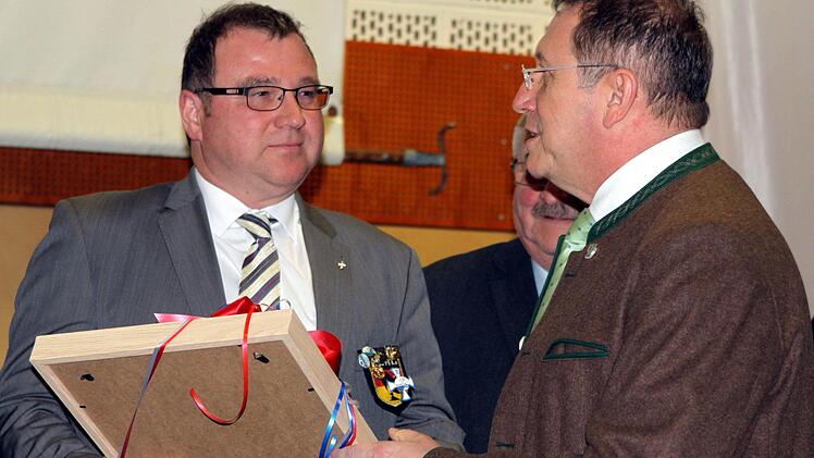 Der erstmals ausgelobte Ehrenamtspreis des Marktes Küps ging an die DRLG. Den Preis überreichte der Bezirkstagspräsident Henry Schramm (re.) an DLRG-Vorsitzenden Stefan Büttner.Michael Wunder