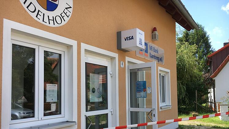 Versteckt im Hintergrund liegt die VR-Bankfiliale in Stadelhofen.Foto: Anette Schreiber
