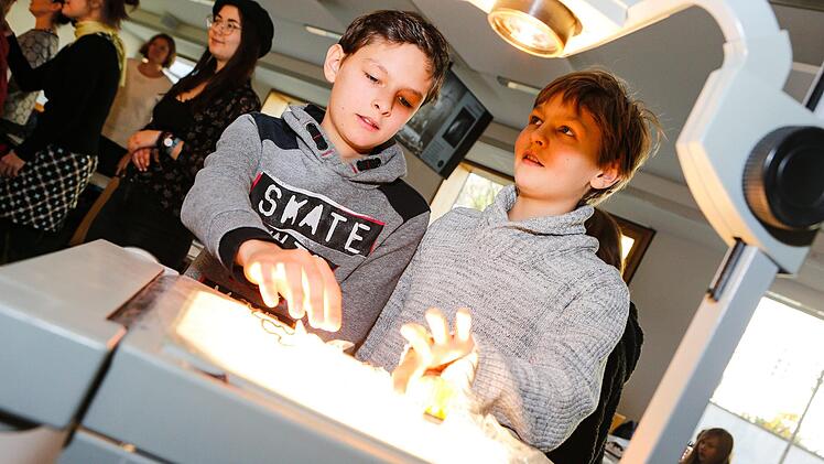 Schatten haben schon immer Künstlerinnen und Künstler inspiriert. Am Samstag auch die jungen Studierenden an der Bamberger Kinder-Uni.  Foto: Matthias Hoch