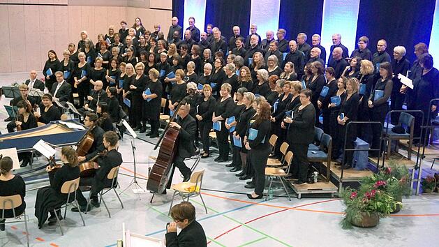 Der He&szlig;dorfer Singkreis  begeisterte  in der Hannberger Seebachgrundhalle an den "Messias" von H&auml;ndel.  Fotos: Richard S&auml;nger