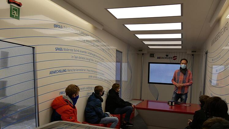 Im oberen Teil des Doppeldecker-Trucks gab es von Berater Michael Hoeffer weitere Infos. Foto: Manja von Nida