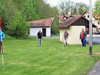 Markierung des Standorts für das Buswartehäuschen (v. l.): Pius Schmelzer, Manfred Ellner, Christian Gemeinhardt, Tobias Ebert und Klaus Tröppner