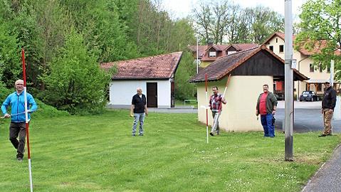 Markierung des Standorts für das Buswartehäuschen (v. l.): Pius Schmelzer, Manfred Ellner, Christian Gemeinhardt, Tobias Ebert und Klaus Tröppner