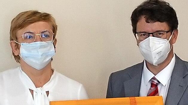 Manfred Bachmayer &uuml;berreichte als Ausdruck der Partnerschaft ein Gem&auml;lde von Schloss Weingartsgreuth an die Landr&auml;tin Krystyna Kosmala.