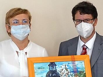 Manfred Bachmayer überreichte als Ausdruck der Partnerschaft ein Gemälde von Schloss Weingartsgreuth an die Landrätin Krystyna Kosmala.