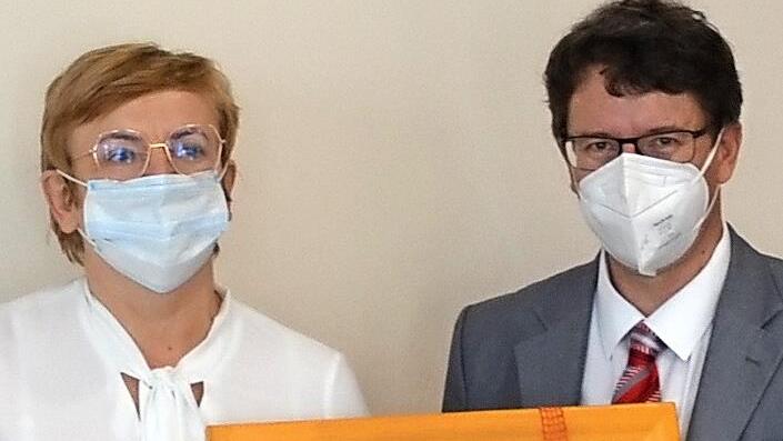 Manfred Bachmayer überreichte als Ausdruck der Partnerschaft ein Gemälde von Schloss Weingartsgreuth an die Landrätin Krystyna Kosmala.