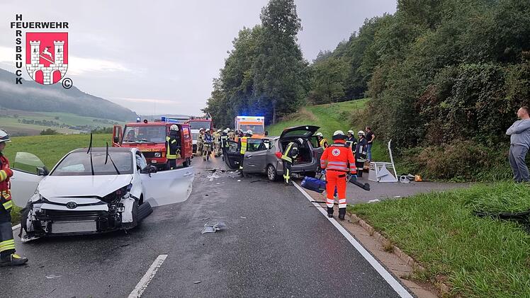 Happurg: Unfall nach "schwerem Zusammensto&szlig;" - Feuerwehren befreien Verletzte aus Auto