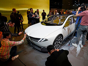 München: BMW präsentiert "Neue Klasse": E-Autos sollen 2025 auf den Markt kommen München: BMW präsentiert "Neue Klasse": E-Autos sollen 2025 auf den Markt kommen