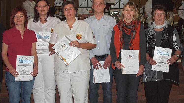 Ím Auftrag des BLSV und des BTV wurden ferner die Übungsleiter (von links) Ina Rehm, Claudia Bergmann, Sabine Freitag, Achim Steiner, Manuela Fiedler und Karin Witzgall geehrt. Fotos: Alfred Thieret