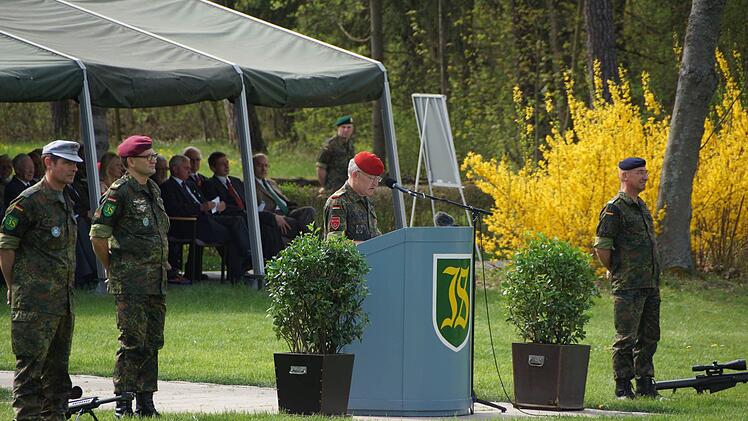 Brigadegeneral Heinrich Fischer hält seine Rede.