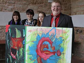 Sie haben in den letzten Monaten gelernt, ihre Emotionen in Farben auszudrücken: Theresia Müller, Julia Emmel, Corinna Göbel und Frank Schönebeck. Das Triptychon hat Julia Emmel gemalt. Foto: Thomas Ahnert