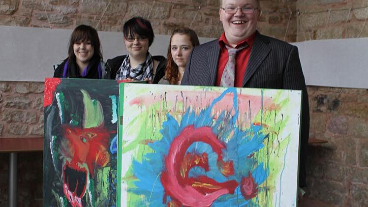 Sie haben in den letzten Monaten gelernt, ihre Emotionen in Farben auszudrücken: Theresia Müller, Julia Emmel, Corinna Göbel und Frank Schönebeck. Das Triptychon hat Julia Emmel gemalt. Foto: Thomas Ahnert