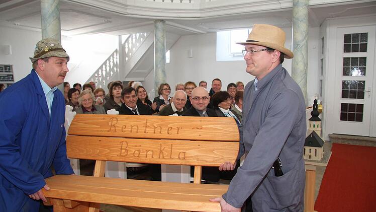 Eine witzige Idee - der Kirchenvorstand verabschiedete sich mit einem Sketch und schenkte dem scheidenden Pfarrer ein Rentner-Bänkla.