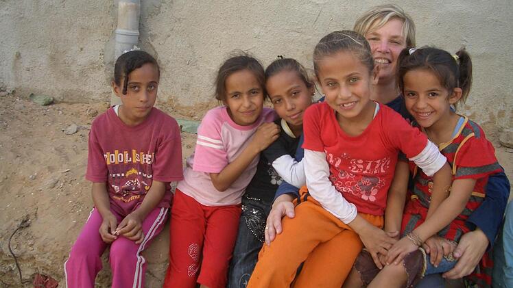 Annekatrin Vogler wird von Mädchen in Beschlag genommen. Foto: Freunde der Erziehungskunst