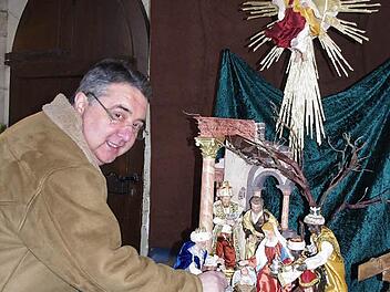 Alfred Schmitt aus Zeyern baute seine Krippe im neapolitanischen Stil. Er formte seine Figuren in Ton und ihre Kleidung nähte er mit der Hand. Das Gebäude schuf er aus Sperrholz, das er mit Krippenmörtel überzog und mit dem Pinsel marmorierte.  Fotos: Heike Schülein