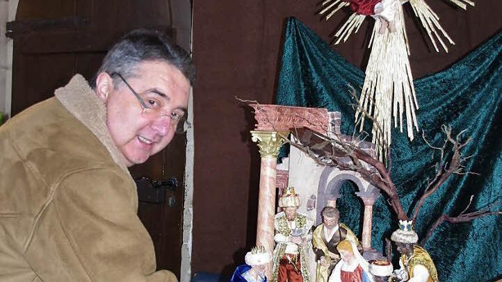 Alfred Schmitt aus Zeyern baute seine Krippe im neapolitanischen Stil. Er formte seine Figuren in Ton und ihre Kleidung nähte er mit der Hand. Das Gebäude schuf er aus Sperrholz, das er mit Krippenmörtel überzog und mit dem Pinsel marmorierte.  Fotos: Heike Schülein