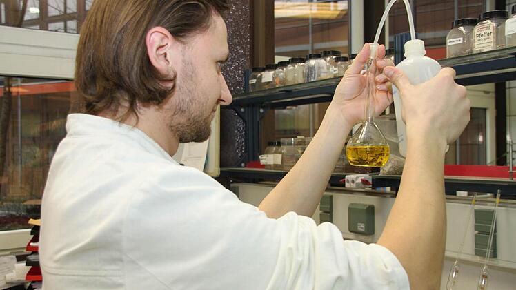 Chemielaborant Florian Popp führt in der Qualitätskontrolle der Rohstoffe einen Safran-Farbtest durch. Foto: Dagmar Besand