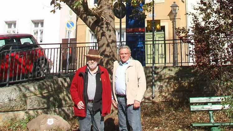 Beim letzten Heimatabend, der noch im Vereinshaus in Kulmbach stattgefunden hat, wurde ein kleiner Ahornbaum gespendet. Das Bäumchen ist mittlerweile am Röhrenplatz zu einem prachtvollen Baum herangewachsen, freuen sich Gerhard Frankenberger und Gerhard Ködel. Foto: Sonja Adam