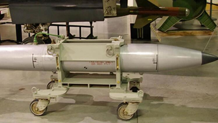 Nur die deutschen Flugzeuge können die amerikanischen Bomben tragen.