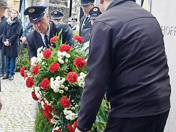 Den großen Kranz mit roten Nelken legten die Oberleiterbacher Kameraden am Ehrenmal nieder.