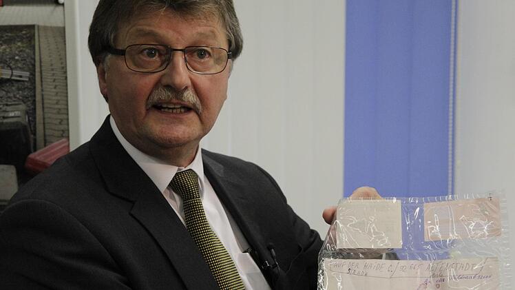 Alfred Kauper     präsentiert einen der Zettel, auf denen die Beschuldigten  die Adressen notiert hatten. Christian Pack