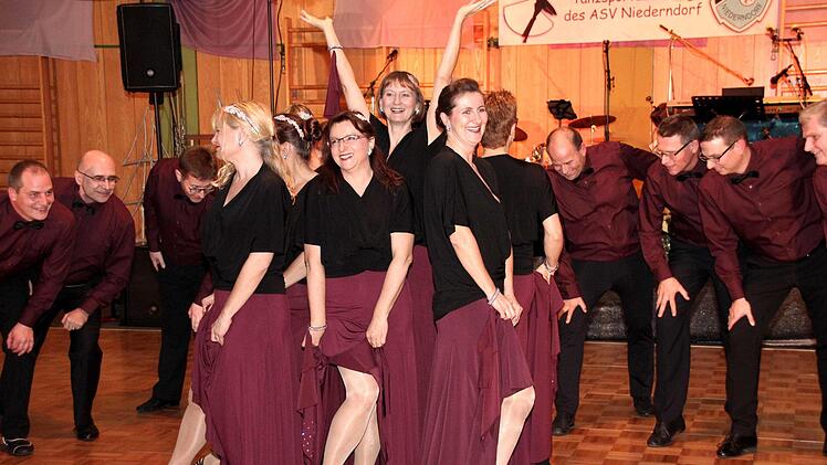 Die Gastgeber präsentierten "Tanz meets Rumba".Richard Sänger