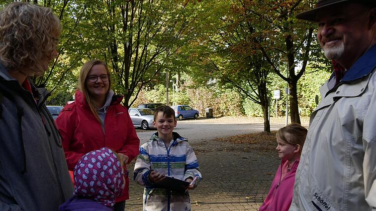Mit dem lustigen Namen "Quatschparade", ebenfalls evangelische  Jugend, war Gruppenleiter Rolf Höfner mit Fiola, Clemens, Angelina und  Linda mit Mama (von rechts) unterwegs und hatten den 2. Platz errungen. Foto: Manja von Nida