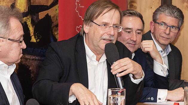 Rainer Koch zog seine Zuh&ouml;rer in den Bann (von links): Moderator Michael Eckelt vom SV Ketschendorf, Rainer Koch, Michael Schulz vom Sportverband und Rainer Engelhardt von der Sparkasse.Fotos: Hagen Lehmann