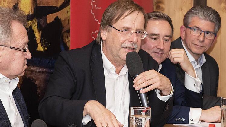 Rainer Koch zog seine Zuhörer in den Bann (von links): Moderator Michael Eckelt vom SV Ketschendorf, Rainer Koch, Michael Schulz vom Sportverband und Rainer Engelhardt von der Sparkasse.Fotos: Hagen Lehmann