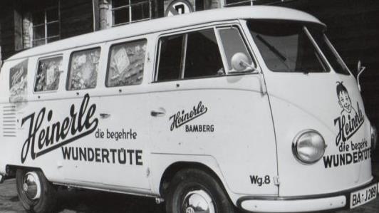 Einer der Firmenbusse mit der Wundertüten-Werbung im Jahr 1961