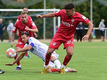 Aubstadts Christopher Bieber (rechts) hatte im Test gegen den FC Carl Zeiss Jena (am Boden Bastian Strietzel) immer wieder gute Momente. Ein Treffer gelang ihm allerdings nicht.  Foto: Anand Anders