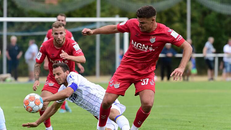 Aubstadts Christopher Bieber (rechts) hatte im Test gegen den FC Carl Zeiss Jena (am Boden Bastian Strietzel) immer wieder gute Momente. Ein Treffer gelang ihm allerdings nicht.  Foto: Anand Anders